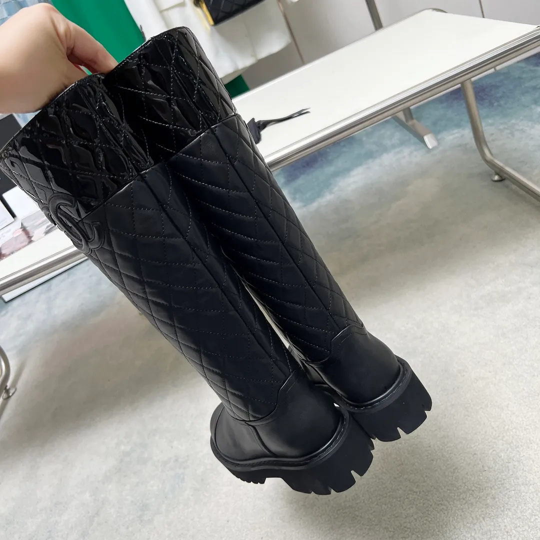 👟👟Ex-factory price 940👟👟 High version of Chanel CHANEL, 🌞🌞🌞Xiaoxiang 2024b autumn and winter counter’s latest short boots, a must-have item for this autumn and winter! ! Ms. Chanel loves simple yet irresistible combinations to show her unique style. Mix and match freely to shine⚡Follow Grandma’s fashion steps! ! ! The top-notch craftsmanship and texture are perfectly presented. No matter any details, you can compare them with the counters. The best quality products can be entered and exited from the counters at will! ! ❶Fabric: Imported cowhide➕Patent leather➕Electric embroidered rhombus ❷Inner lining: Imported sheepskin➕cowhide ❸Foot pads: Imported cowhide lining ❹Outsole: Original molded sole ❺Heel height: 5cm ❻Boot shaft height: 14.5 inches ❼Number: 35-40 (40 and 41 are customized and non-refundable)